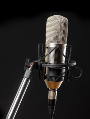 Siyah arkaplanda mikrofon