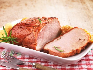 Pork loin beyaz plaka üzerinde