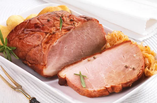 Lomo de cerdo en plato blanco — Foto de Stock