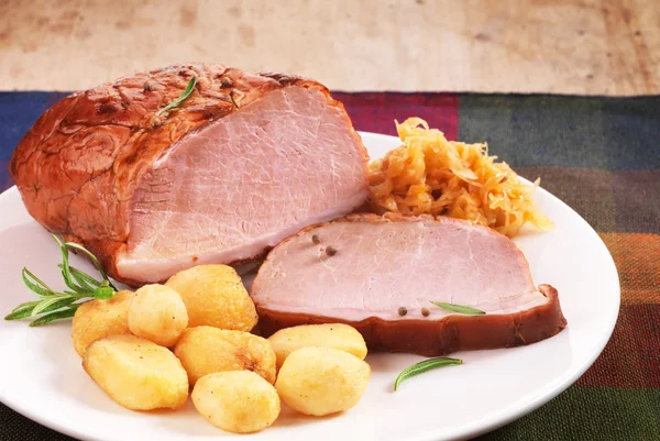 Schweinelende auf weißem Teller — Stockfoto