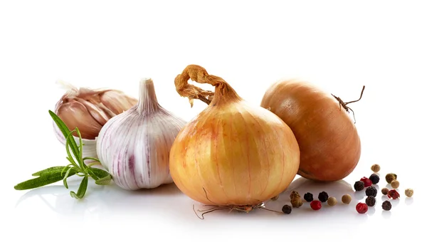 Zwiebeln und Knoblauch auf weißem Hintergrund — Stockfoto
