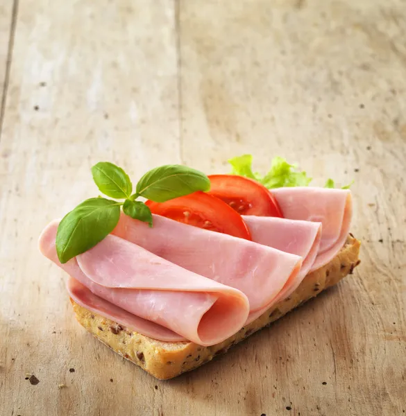 Brood met gesneden varkensvlees ham — Stockfoto