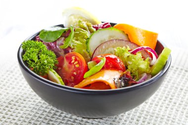 Taze sebze salatası.