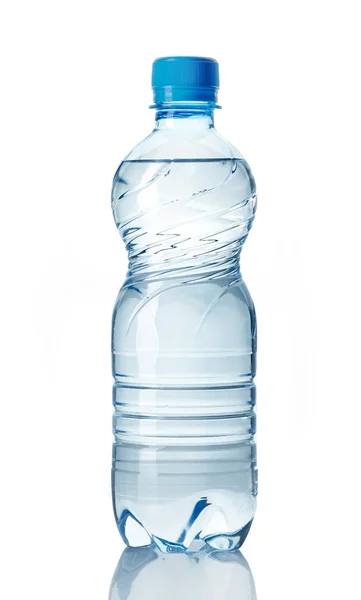 Пластиковая бутылка воды — стоковое фото