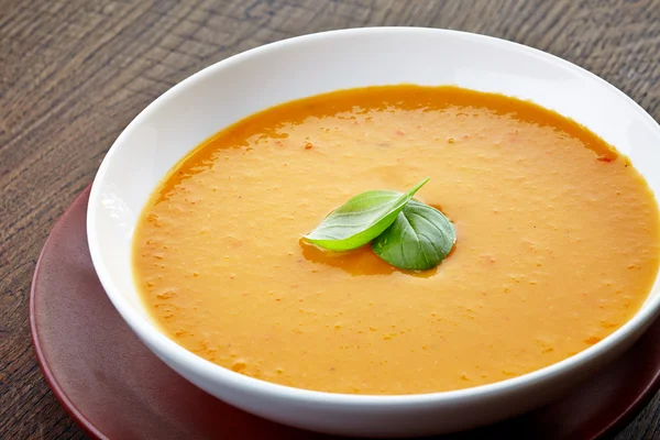 Суп из сквоша с базиликом — стоковое фото