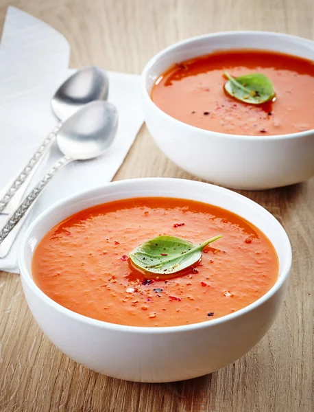 Zwei Schalen Tomatensuppe — Stockfoto