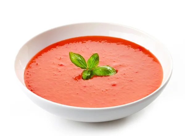 Миска томатного супа с базиликом — стоковое фото
