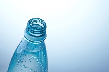 Plastik su şişesi