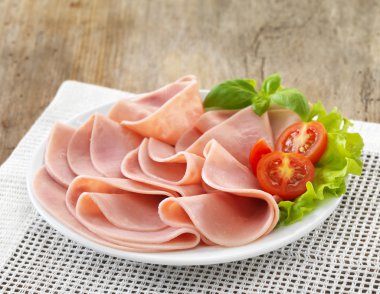 plaka dilimlenmiş domuz jambon
