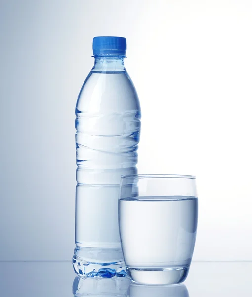 Garrafa de água e vidro — Fotografia de Stock