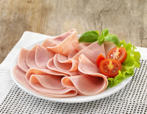 Teller mit geschnittenem Schweineschinken — Stockfoto