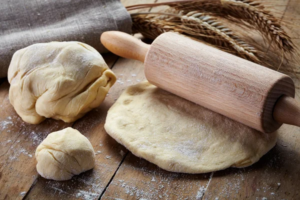 Fresh dough and rolling pin — Stock Photo, Image