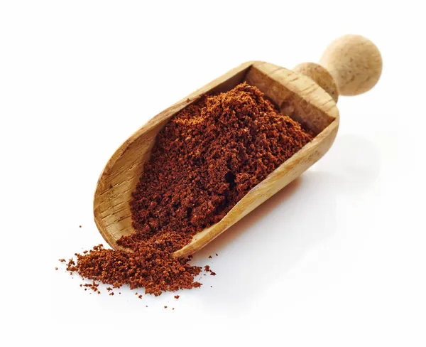 Деревянный совок с молотым кофе — стоковое фото