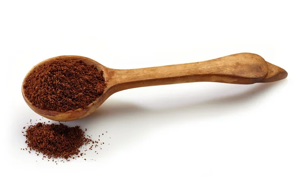 Дерев'яна ложка з меленою кавою — стокове фото
