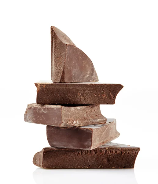 Pedaços de chocolate em um fundo branco — Fotografia de Stock