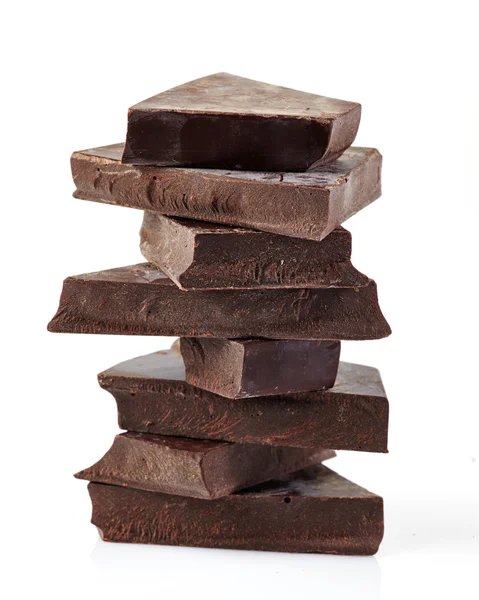 Pezzi di cioccolato su sfondo bianco — Foto Stock