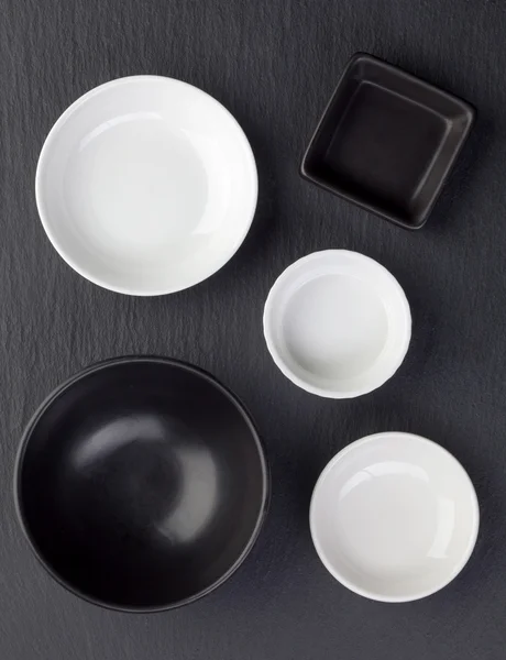 Empty black and white bowls — Stock Photo, Image