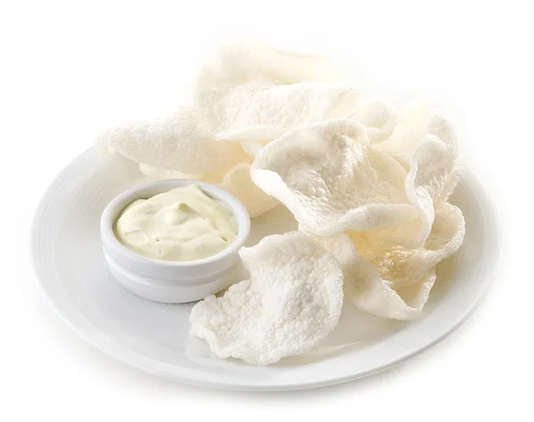 Creveți biscuiți pe placă albă — Fotografie, imagine de stoc