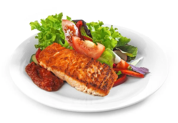 Филе лосося на гриле и овощной салат — стоковое фото