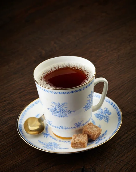 Tea cup a hnědý cukr kostky — Stock fotografie