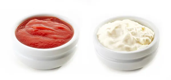 Kommen van tomatenketchup en mayonaise — Stockfoto