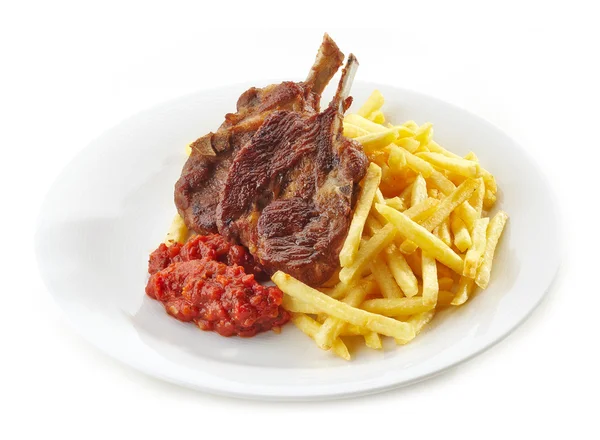 Carne de cordeiro grelhada e batatas fritas — Fotografia de Stock