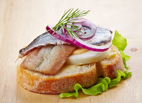 Sanduíche com ovo e anchovas — Fotografia de Stock