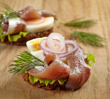 Hamsi ve yumurta ile sandviçler