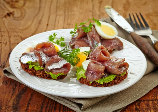 Sanduíches com anchovas e ovo — Fotografia de Stock