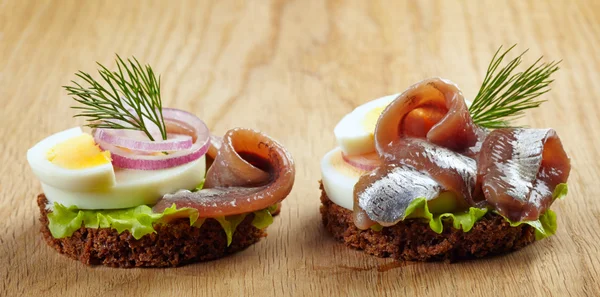 Бутерброды с анчоусами и яйцом — стоковое фото