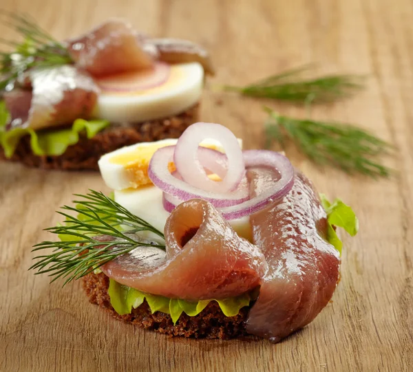 Бутерброды с анчоусами и яйцом — стоковое фото