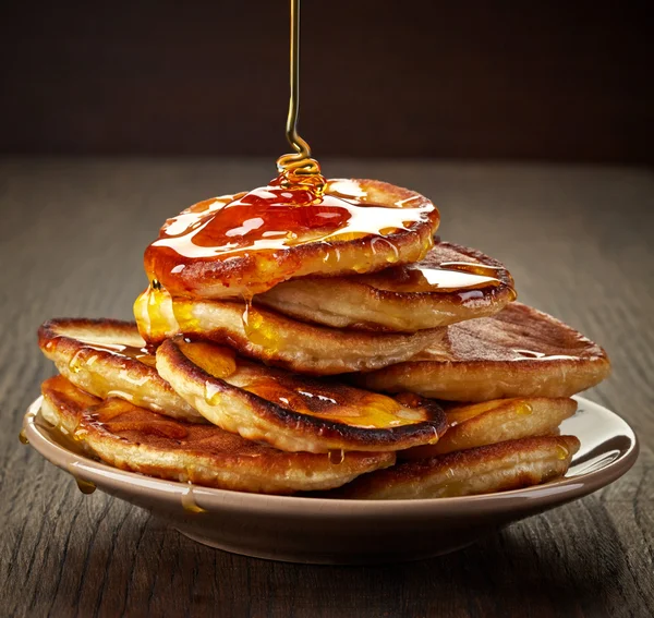 Pfannkuchen mit Ahornsirup auf Teller — Stockfoto