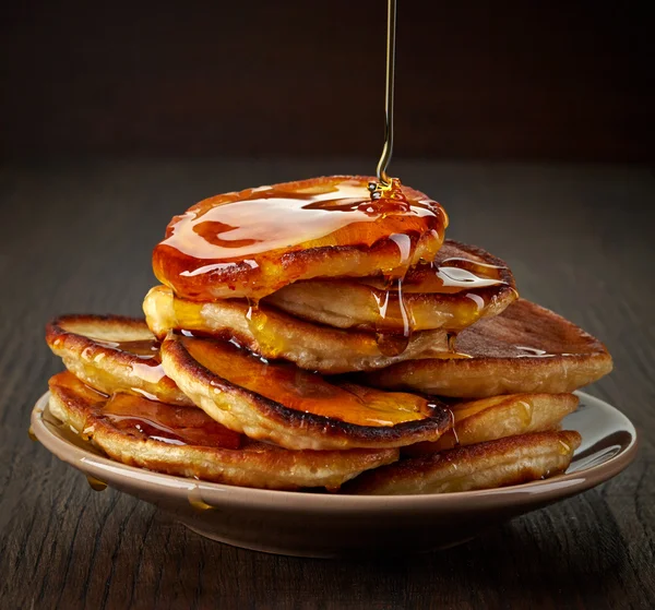 Pannkakor med lönnsirap — Stockfoto