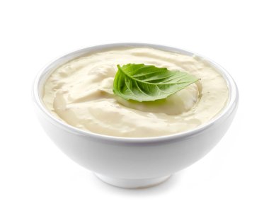 Beyaz bir kase krem peynir