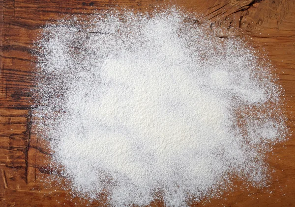 Białej mąki na drewnianym stole — Zdjęcie stockowe