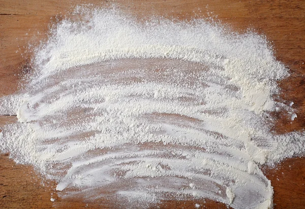 木製のテーブルの上に白い小麦粉 — ストック写真