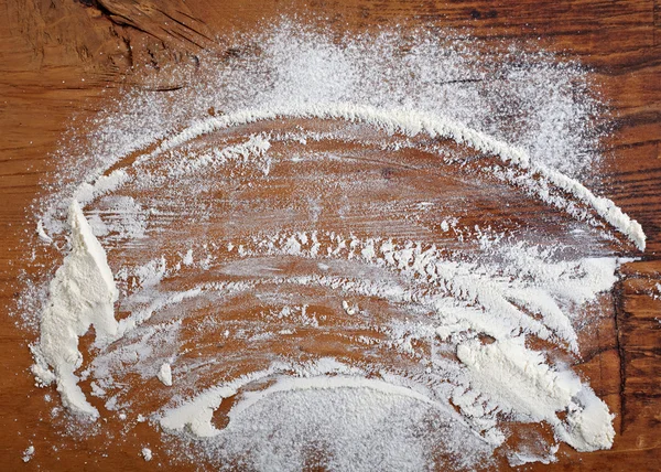 Farinha branca na mesa de madeira — Fotografia de Stock