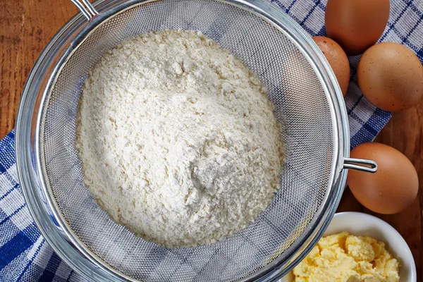 Flour and eggs — Stock Photo, Image