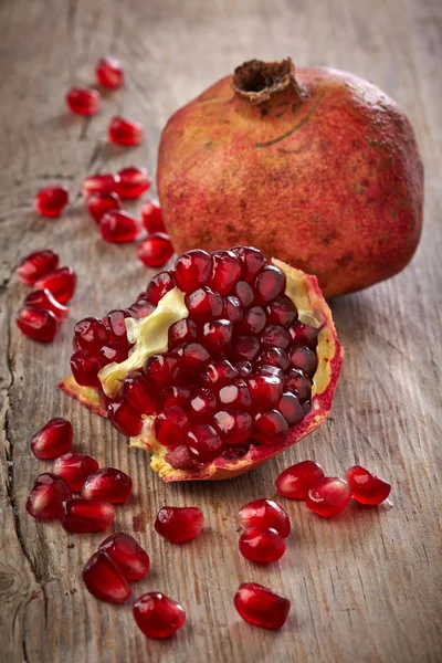 Pedaços de fruta de romã — Fotografia de Stock