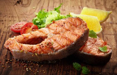 ızgara somon steak dilimleri