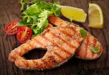 ızgara somon steak dilimleri