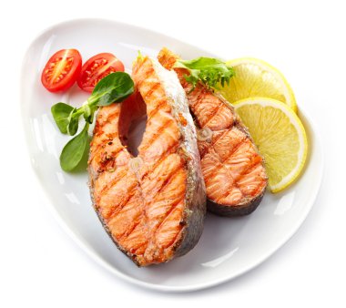 ızgara somon steak dilimleri