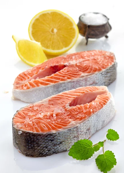 Verse rauwe zalm steak segmenten — Stockfoto