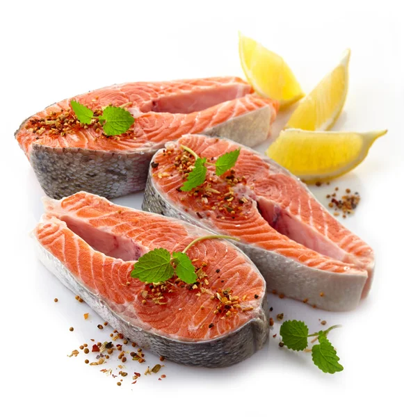 Fatias de bife de salmão cru fresco — Fotografia de Stock