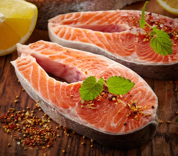 Verse rauwe zalm steak segmenten — Stockfoto