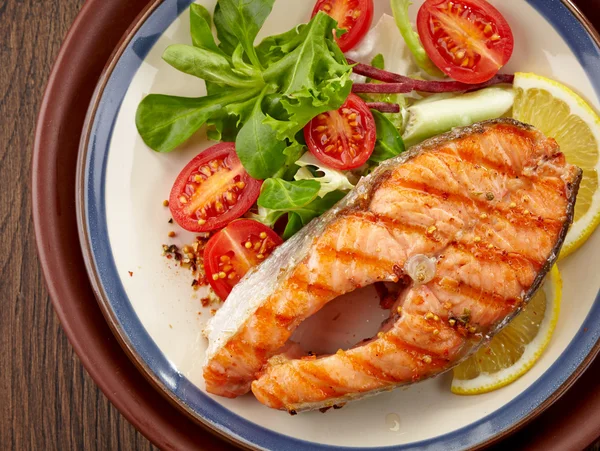 Rebanada de filete de salmón fresco a la parrilla — Foto de Stock