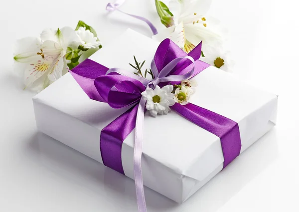 Caja de regalo y flores —  Fotos de Stock