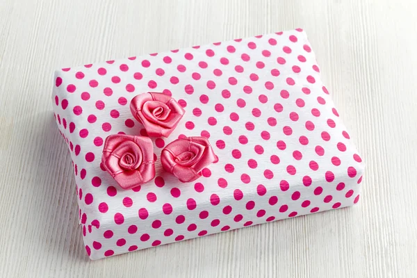 Caja de regalo con rosas decorativas rosadas —  Fotos de Stock