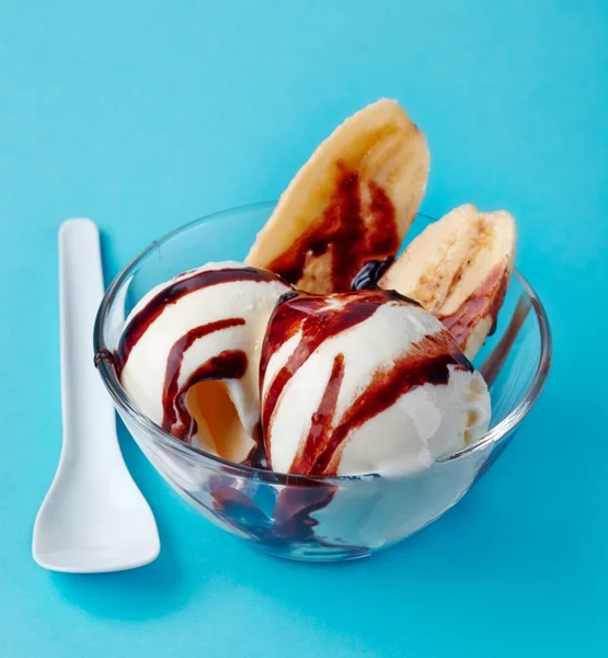 Мороженое с бананом и шоколадным соусом — стоковое фото