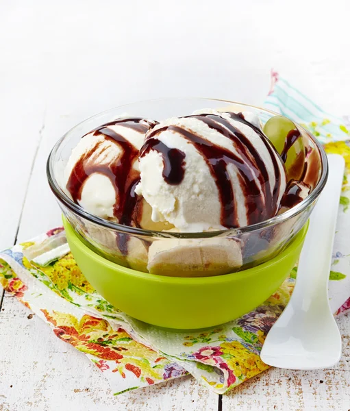 Helado con plátano y salsa de chocolate —  Fotos de Stock